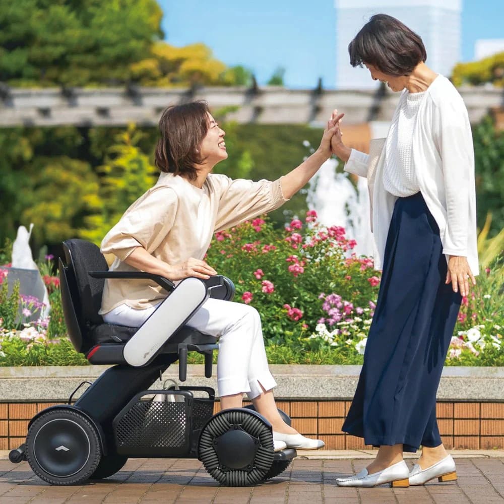 WHILL Model C2 智能電動輪椅:重新定義行動自由的新世代科技