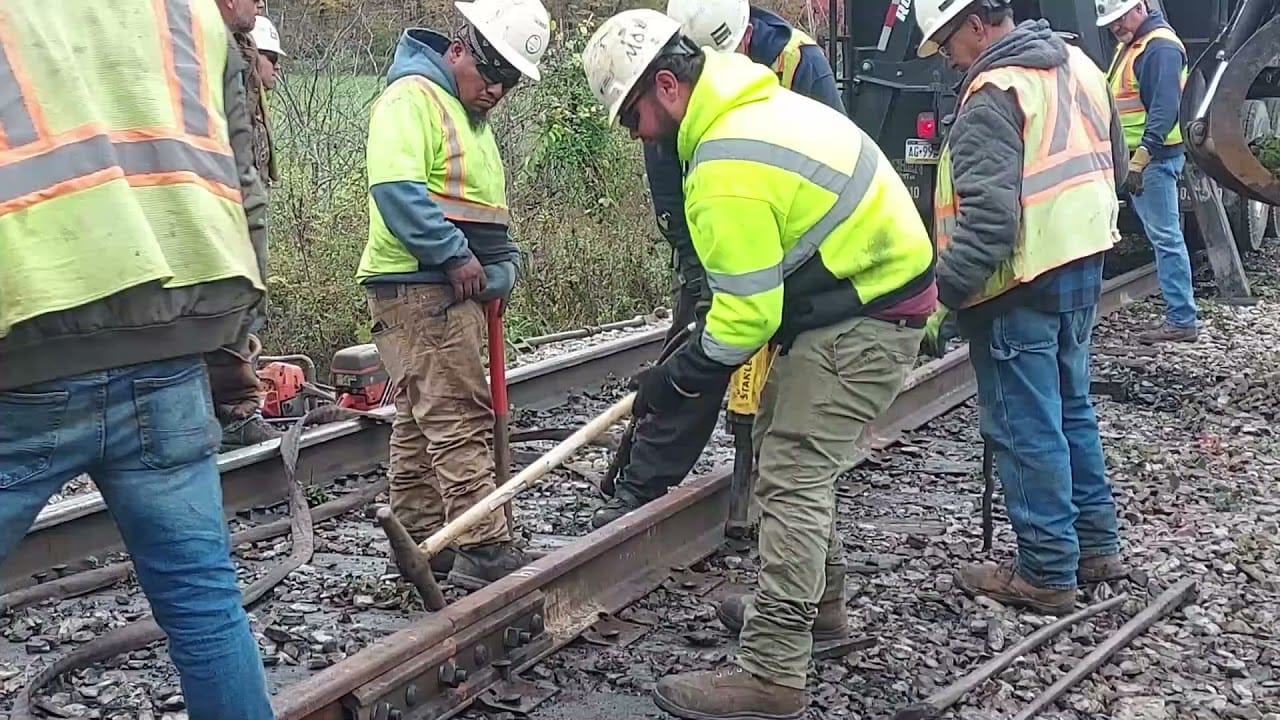 Rail Contractor Canada | Universal Rail Systems