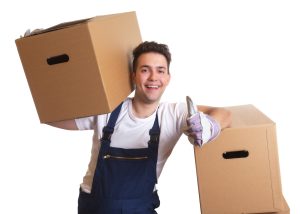 Lachender Möbelpacker bei der Arbeit